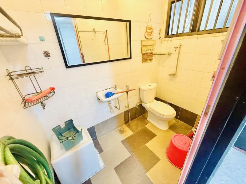 Rumah Teres untuk Disewa di Taman Kajang Baru (Kajang) - Erin Yusof - Bathroom - PropertyGuru.com.my