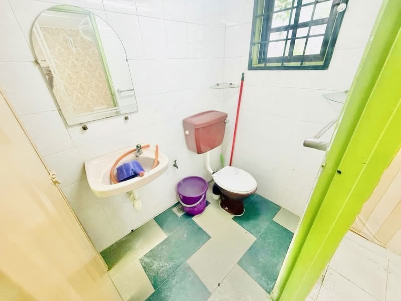 Rumah Teres untuk Disewa di Taman Kajang Baru (Kajang) - Erin Yusof - Bathroom - PropertyGuru.com.my