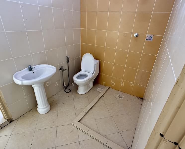 Master bedroom & 2nd bedroom joint bathr