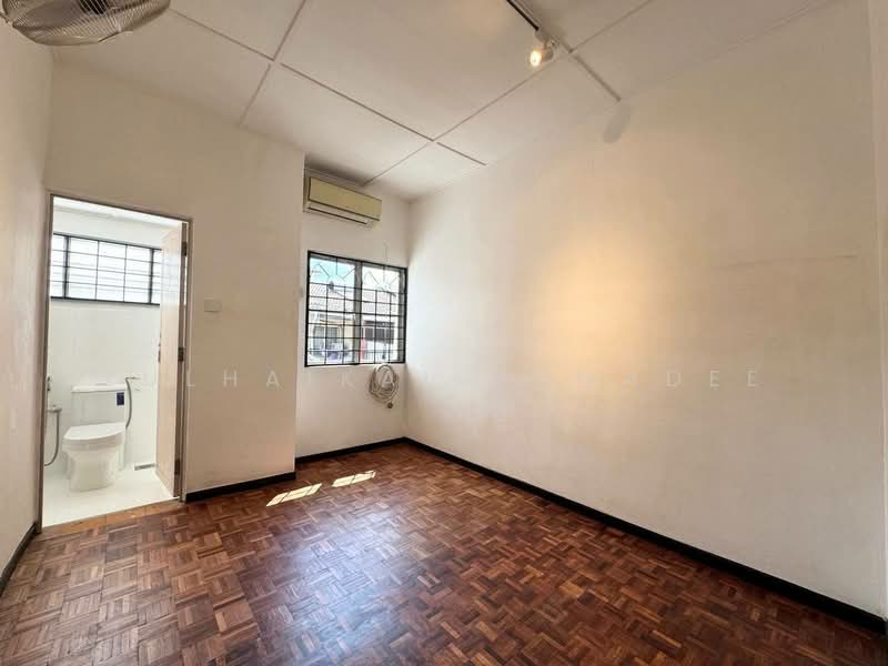 2-storey Terraced House for Sale in Taman Serdang Raya (Seri Kembangan) - Zulhaikal Asmadee - Bathroom - PropertyGuru.com.my