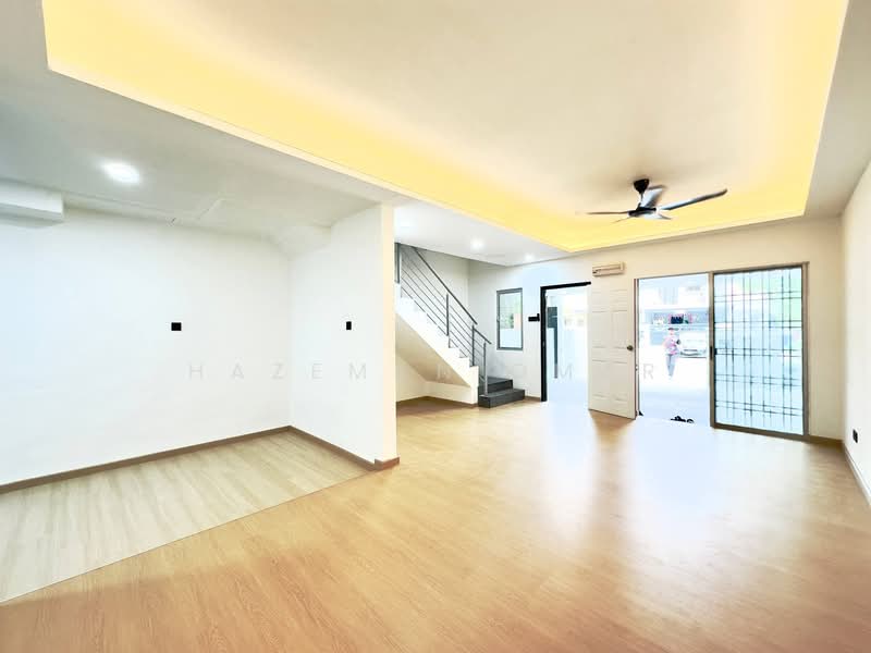Rumah Teres 2 Tingkat untuk Dijual di Setia Alam (Selangor) - Hazeman Omar - Living Room - PropertyGuru.com.my