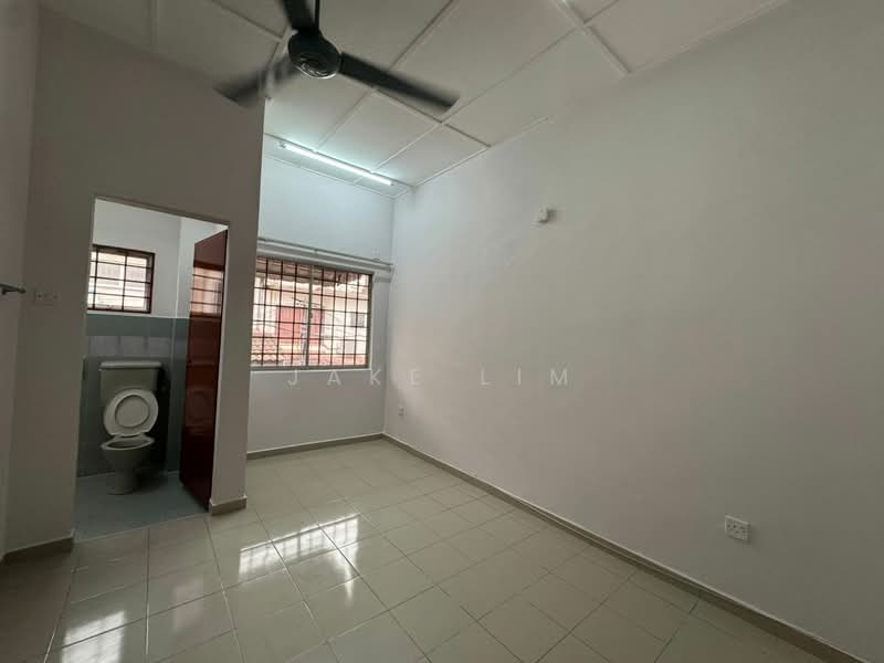 Rumah Teres 2 Tingkat untuk Dijual di Sungai Long (Bandar Sungai Long) - Jake Lim - Bathroom - PropertyGuru.com.my