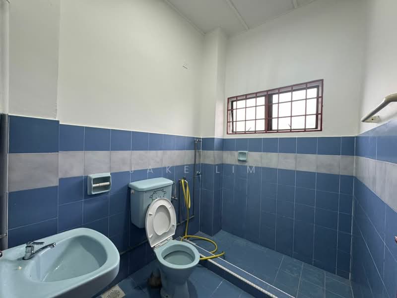 Rumah Teres 2 Tingkat untuk Dijual di Sungai Long (Bandar Sungai Long) - Jake Lim - Bathroom - PropertyGuru.com.my