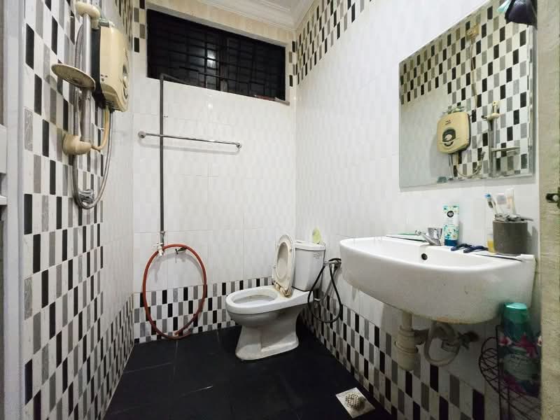 Rumah Banglo untuk Dijual di Bandar Rinching (Semenyih) - M.J Zairin - Bathroom - PropertyGuru.com.my