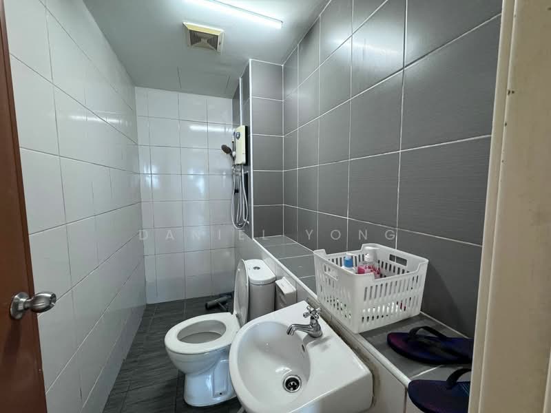 Service Residence for Sale at Sky Gardens Residences - Daniel Yong - Bathroom - PropertyGuru.com.my
