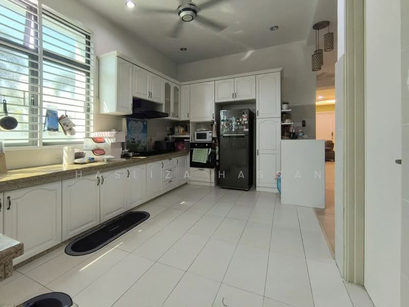 Semi-Detached House for Sale in Ayer Keroh (Melaka) - Hasliza Hassan - Kitchen - PropertyGuru.com.my