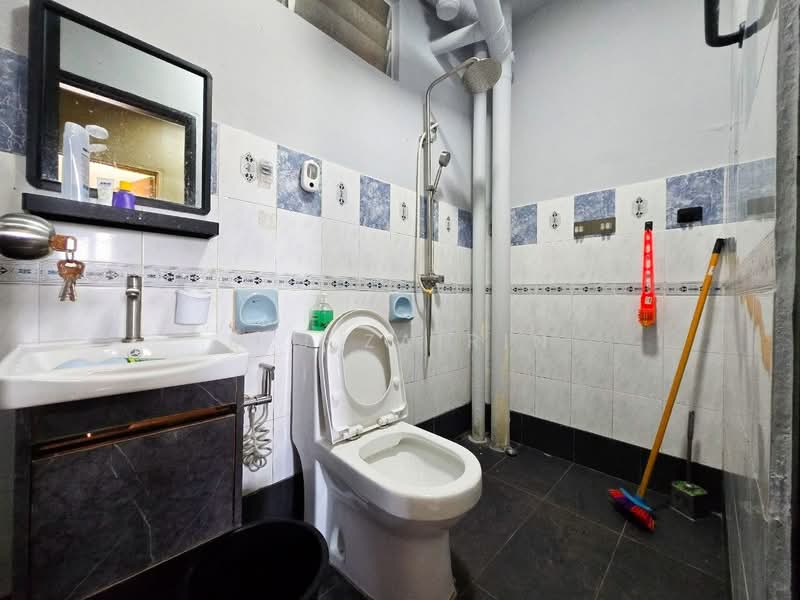Pangsapuri untuk Dijual di Intana Ria - M.J Zairin - Bathroom - PropertyGuru.com.my