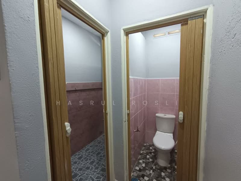 Rumah Teres 1 Tingkat untuk Dijual di Taman Kucai (Lunas) - Hasrul Rosli - Bathroom - PropertyGuru.com.my