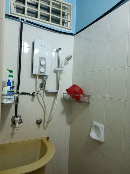 Pangsapuri untuk Dijual di Permai Jaya - Charles Chaw - Bathroom - PropertyGuru.com.my