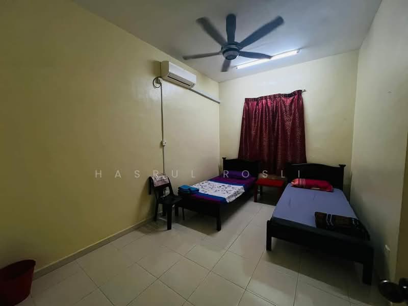 Rumah Teres 2 Tingkat untuk Dijual di Taman Tunku Sarina (Bandar Darulaman) - Hasrul Rosli - Bedroom - PropertyGuru.com.my