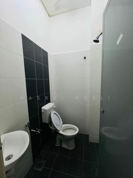 Rumah Teres 2 Tingkat untuk Dijual di Taman Tunku Sarina (Bandar Darulaman) - Hasrul Rosli - Bathroom - PropertyGuru.com.my