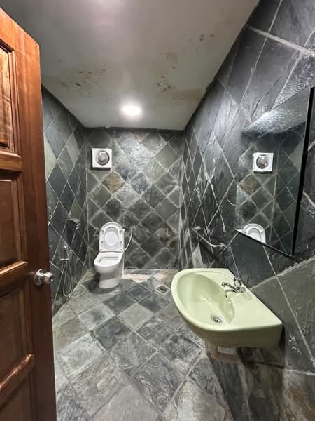 Kilang untuk Disewa di Puchong (Selangor) - Zen Law - Bathroom - PropertyGuru.com.my