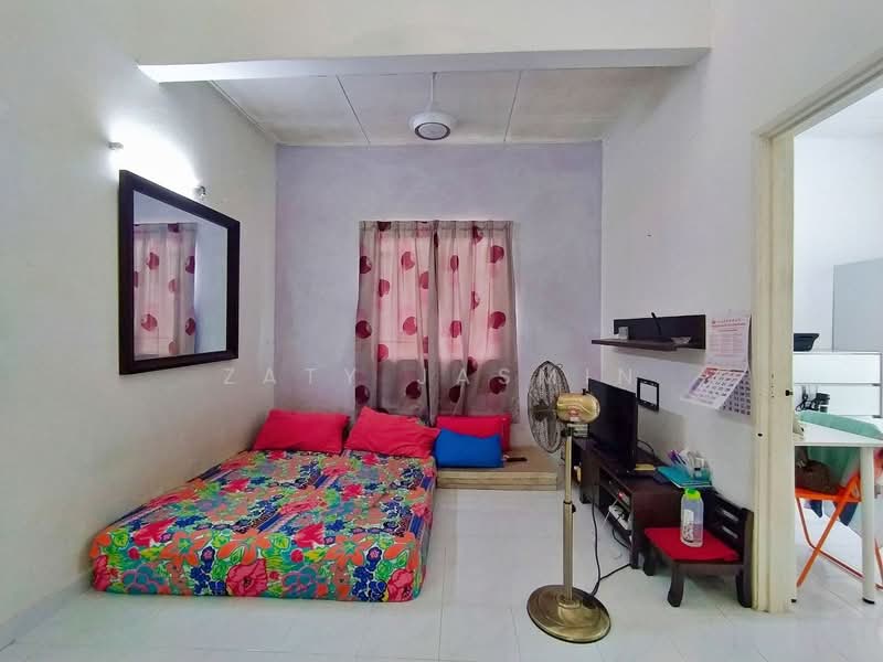 2-storey Terraced House for Sale in Subang Bestari (Shah Alam) - Zaty Jasmin - Bedroom - PropertyGuru.com.my