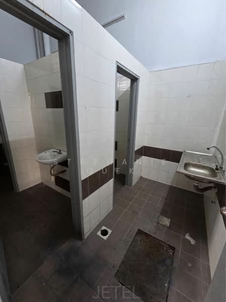 Semi-D Factory for Rent in Taman Perindustrian Air Hitam (Klang) - Stephanie Quek - Bathroom - PropertyGuru.com.my