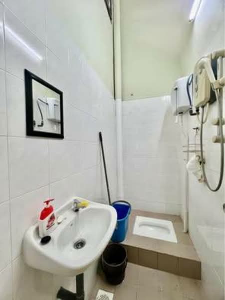 1-storey Terraced House for Rent in Taman Pelangi (Johor Bahru) - May Lee - Bathroom - PropertyGuru.com.my