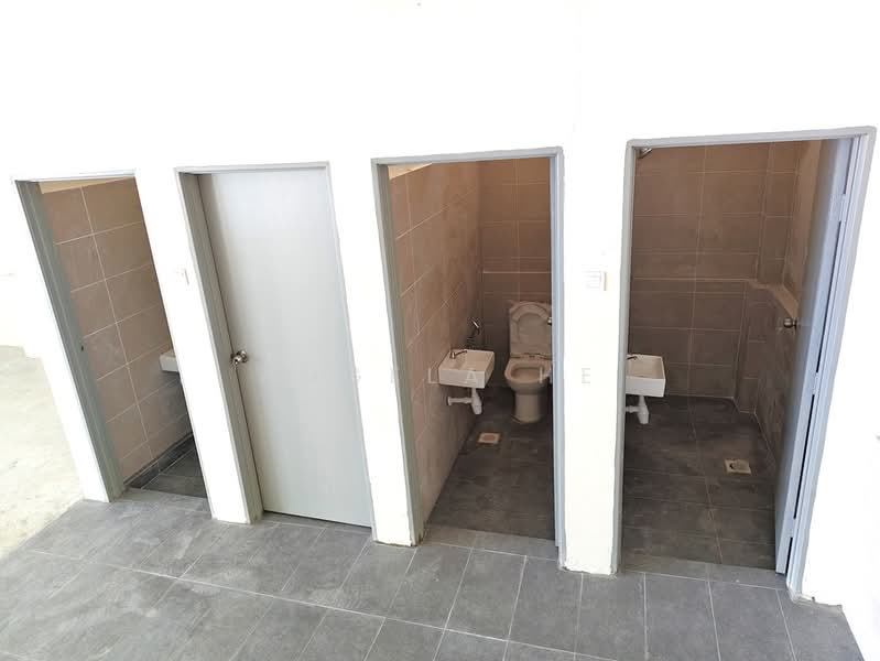 Factory for Rent in Pelabuhan Klang (Selangor) - Angela He - Bathroom - PropertyGuru.com.my