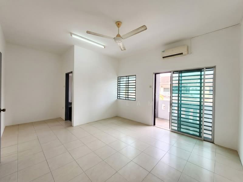 2-storey Terraced House for Sale in Taman Bertuah (Ipoh) - Sam Lam - Living Room - PropertyGuru.com.my