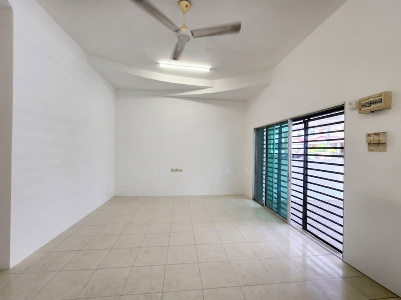 2-storey Terraced House for Sale in Taman Bertuah (Ipoh) - Sam Lam - Living Room - PropertyGuru.com.my