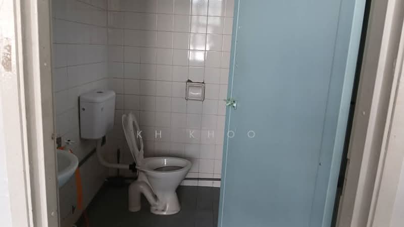 Kilang untuk Disewa di Subang Hi-Tech Industrial Park (Subang Jaya) - KH Khoo - Bathroom - PropertyGuru.com.my