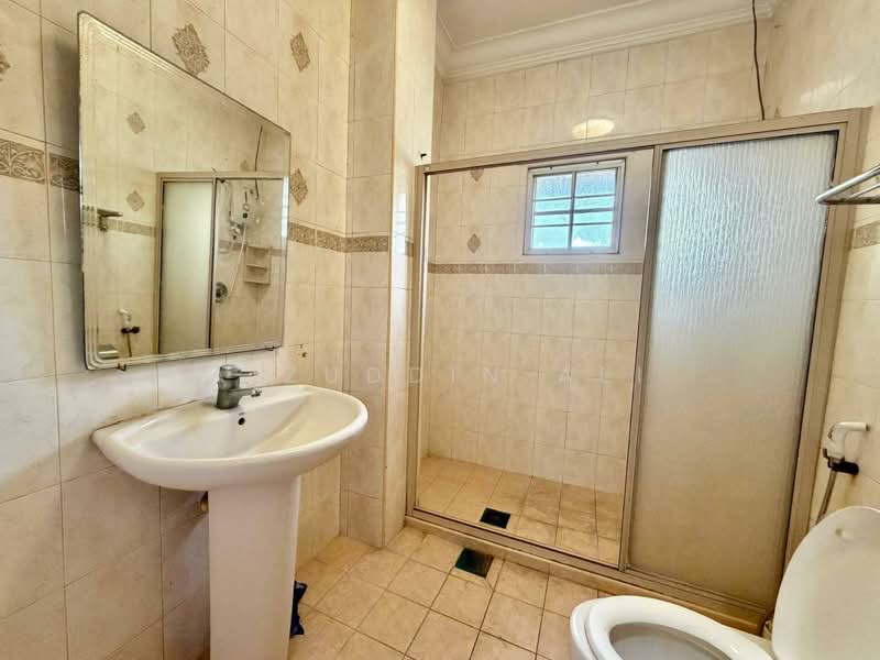 Rumah Berkembar untuk Dijual di Seksyen 9 (Shah Alam) - Aizuddin Ali - Bathroom - PropertyGuru.com.my