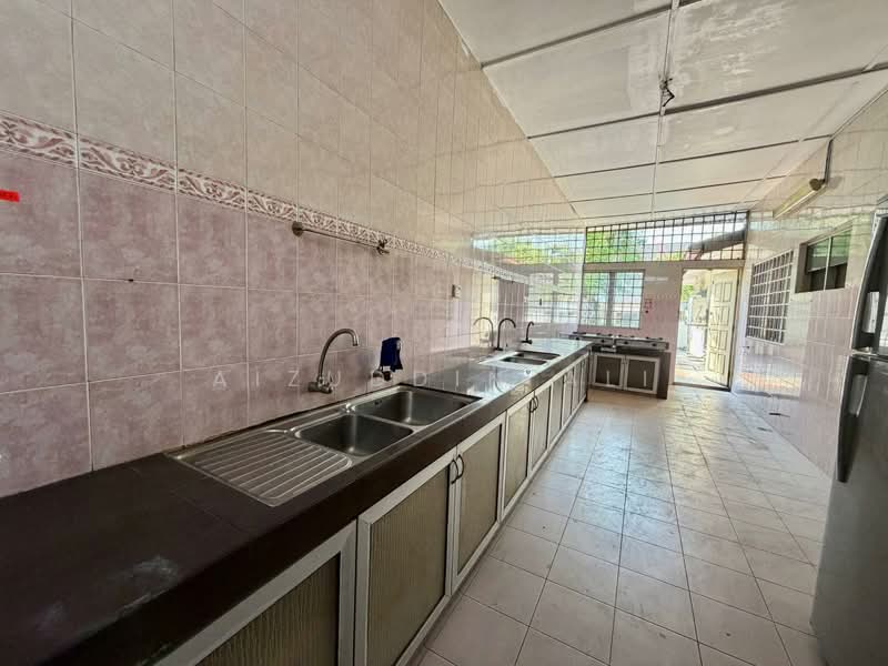 Rumah Berkembar untuk Dijual di Seksyen 9 (Shah Alam) - Aizuddin Ali - Kitchen - PropertyGuru.com.my