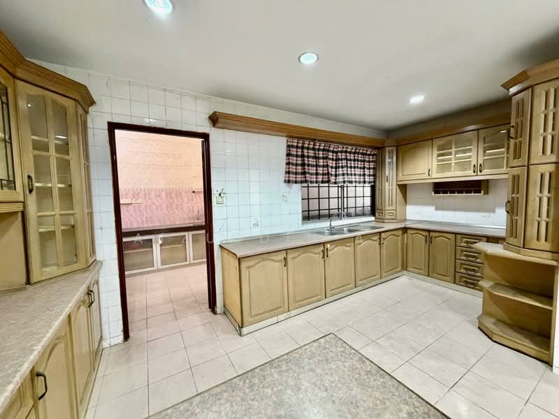 Rumah Berkembar untuk Dijual di Seksyen 9 (Shah Alam) - Aizuddin Ali - Kitchen - PropertyGuru.com.my