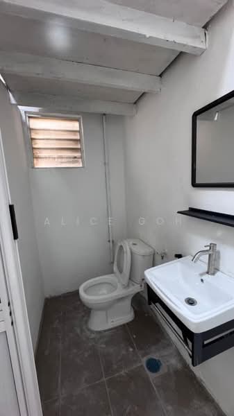 Rumah Flat untuk Dijual di Taman Pulai Utama - Alice Goh - Bathroom - PropertyGuru.com.my