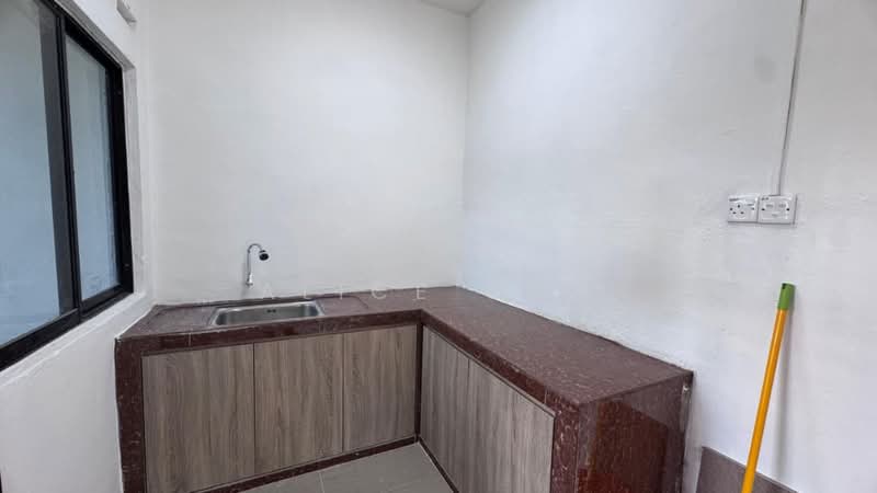 Rumah Flat untuk Dijual di Taman Pulai Utama - Alice Goh - Kitchen - PropertyGuru.com.my