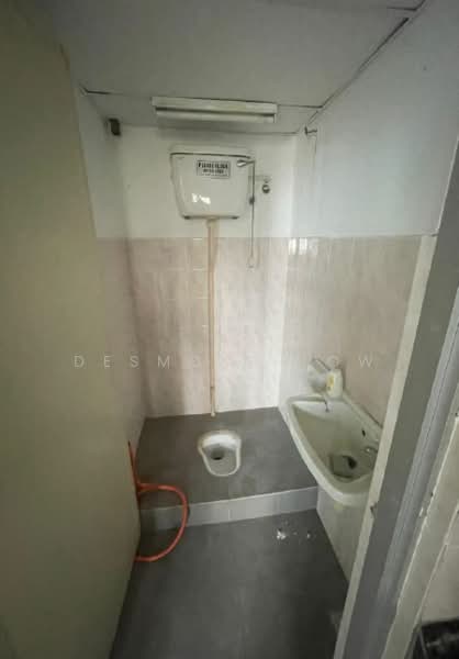 Shop for Rent in Bandar Seri Putra (Bangi) - Desmond Low - Bathroom - PropertyGuru.com.my