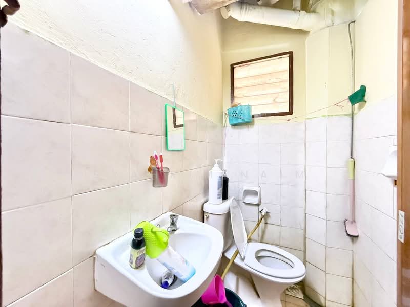 Pangsapuri untuk Dijual di Pangsapuri Putra Impian - Syahrim Naim - Bathroom - PropertyGuru.com.my