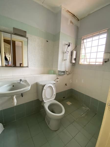 Rumah Teres 2 Tingkat untuk Dijual di Subang Jaya (Selangor) - Rachel Sie - Bathroom - PropertyGuru.com.my
