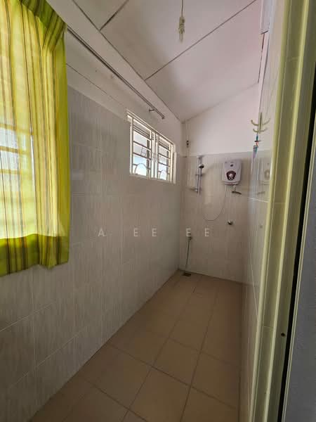 2-storey Terraced House for Sale in Island Glades (Jelutong) - A Ee Ee - Bathroom - PropertyGuru.com.my