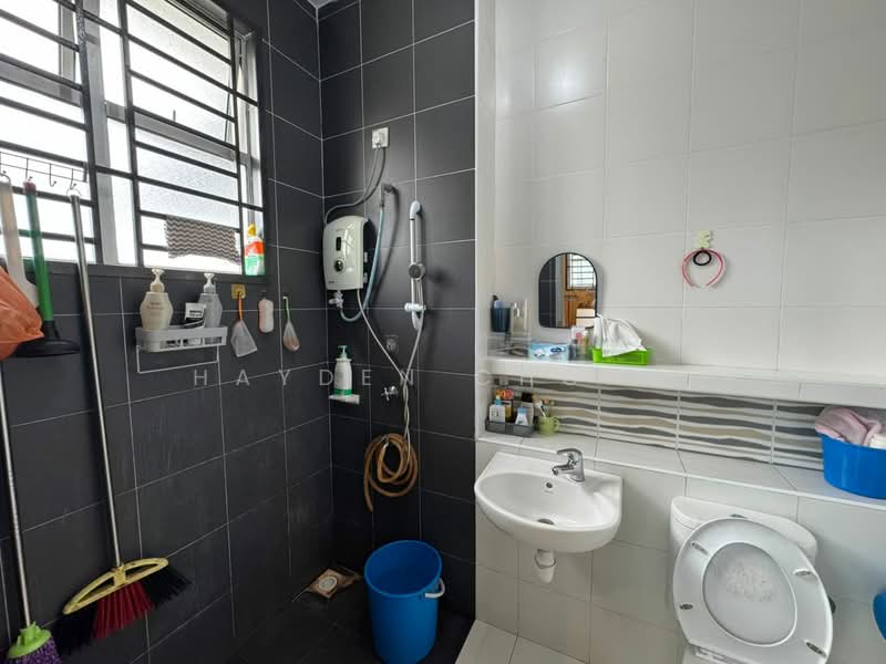 Rumah Teres 2 Tingkat untuk Dijual di Taman Setia Indah (Tebrau) - Hayden Chong - Bathroom - PropertyGuru.com.my
