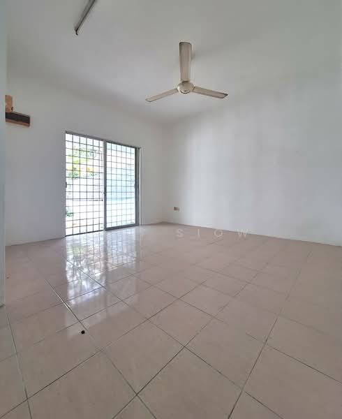 2-storey Terraced House for Sale in Bandar Putra Permai (Seri Kembangan) - Lily Siow - Living Room - PropertyGuru.com.my