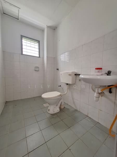 2-storey Terraced House for Sale in Bandar Putra Permai (Seri Kembangan) - Lily Siow - Bathroom - PropertyGuru.com.my
