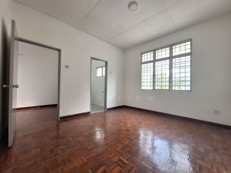 2-storey Terraced House for Sale in Bandar Putra Permai (Seri Kembangan) - Lily Siow - Bedroom - PropertyGuru.com.my