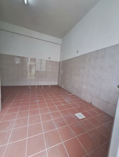 2-storey Terraced House for Sale in Bandar Putra Permai (Seri Kembangan) - Lily Siow - Kitchen - PropertyGuru.com.my