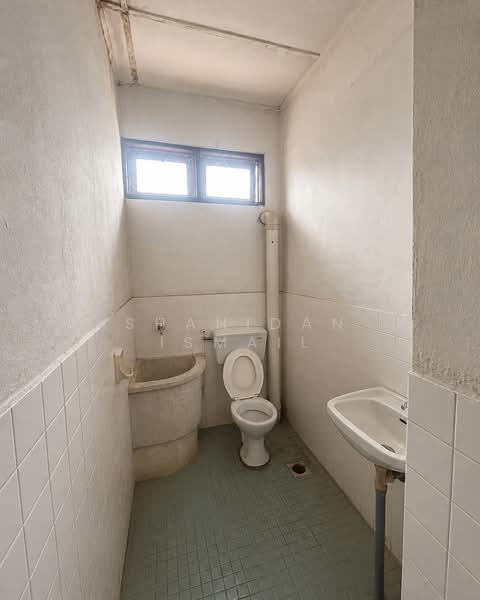 Rumah Teres 2 Tingkat untuk Dijual di Taman Selesa (Bedong) - Shahidan Ismail - Bathroom - PropertyGuru.com.my