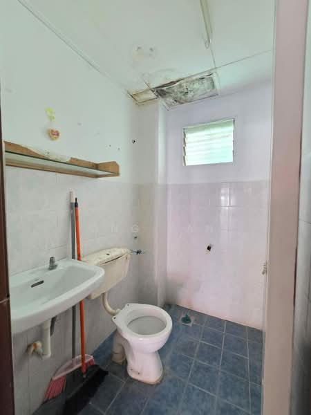 Rumah Teres 2 Tingkat untuk Dijual di Taman Bukit Rawang Jaya (Rawang) - Ong Yan - Bathroom - PropertyGuru.com.my