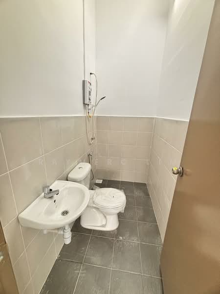 Rumah Teres untuk Disewa di Taman Kundang Jaya (Rawang) - Raymerc Lim - Bathroom - PropertyGuru.com.my