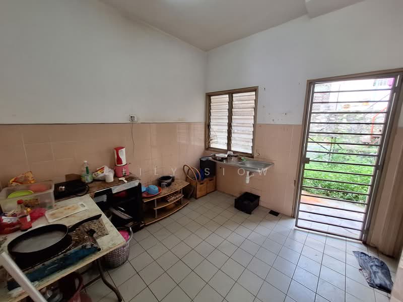 2-storey Terraced House for Sale in Bandar Putra Permai (Seri Kembangan) - Lily Siow - Kitchen - PropertyGuru.com.my