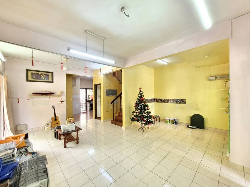 2-storey Terraced House for Sale in Taman Putra Prima (Puchong) - Noraini Dahan - Living Room - PropertyGuru.com.my