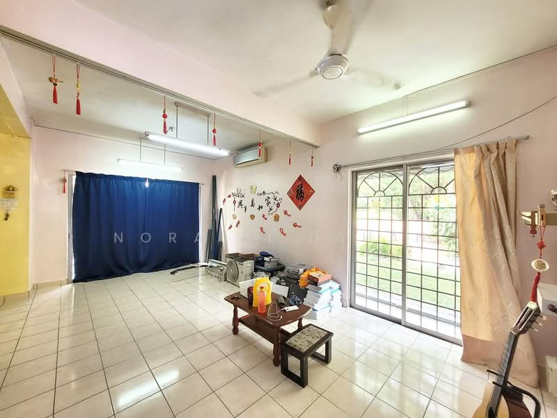 2-storey Terraced House for Sale in Taman Putra Prima (Puchong) - Noraini Dahan - Living Room - PropertyGuru.com.my