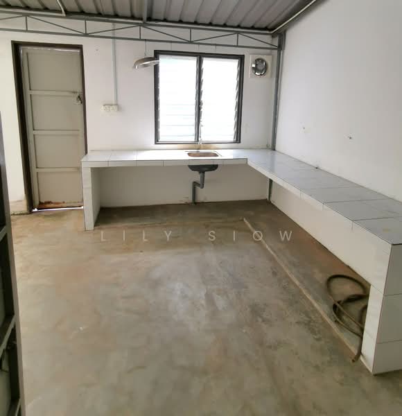 2-storey Terraced House for Sale in Taman Bukit Serdang (Seri Kembangan) - Lily Siow - Kitchen - PropertyGuru.com.my
