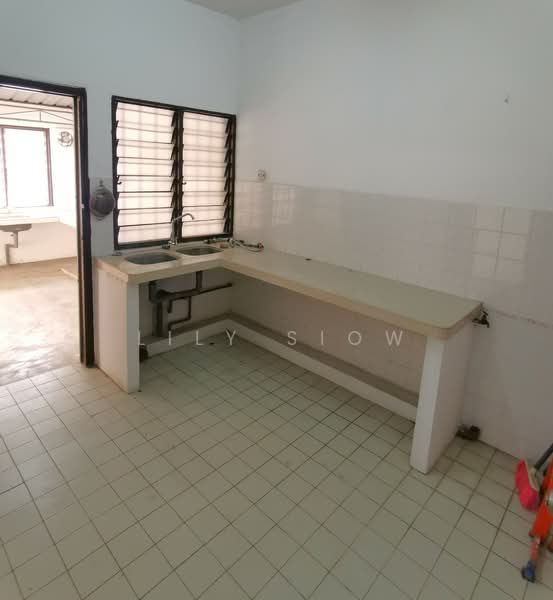 2-storey Terraced House for Sale in Taman Bukit Serdang (Seri Kembangan) - Lily Siow - Kitchen - PropertyGuru.com.my