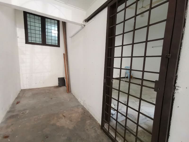 2-storey Terraced House for Sale in Taman Bukit Serdang (Seri Kembangan) - Lily Siow - Airwell / Void - PropertyGuru.com.my