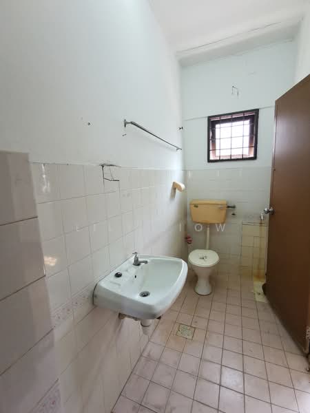 2-storey Terraced House for Sale in Taman Bukit Serdang (Seri Kembangan) - Lily Siow - Bathroom - PropertyGuru.com.my