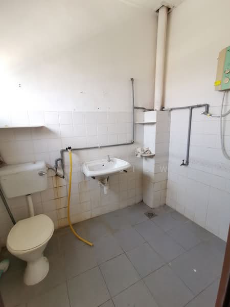 2-storey Terraced House for Sale in Taman Bukit Serdang (Seri Kembangan) - Lily Siow - Bathroom - PropertyGuru.com.my