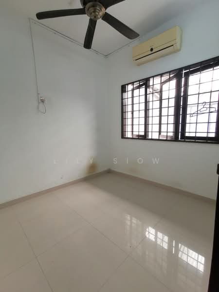 2-storey Terraced House for Sale in Taman Bukit Serdang (Seri Kembangan) - Lily Siow - Room - PropertyGuru.com.my