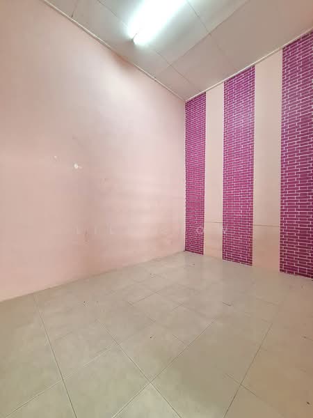 1-storey Terraced House for Sale in Bandar Putra Permai (Seri Kembangan) - Lily Siow - Room - PropertyGuru.com.my